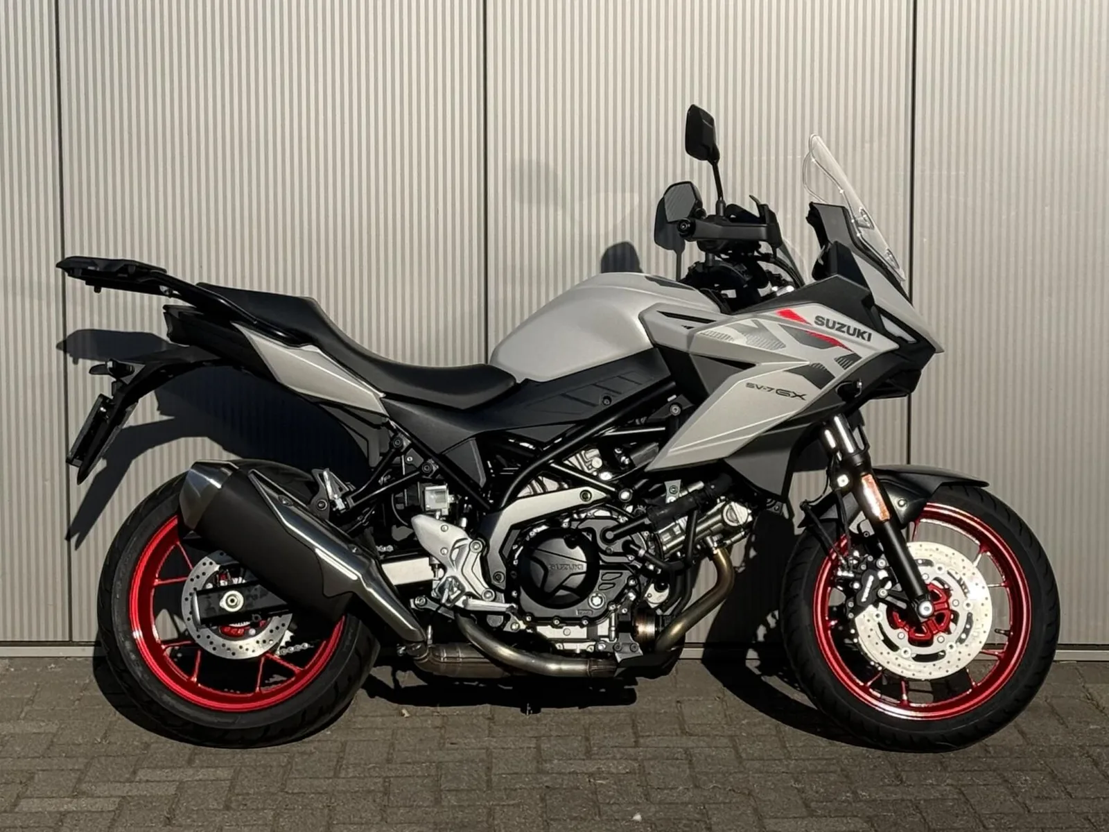 Suzuki SV-7GX (2026) — foto 1