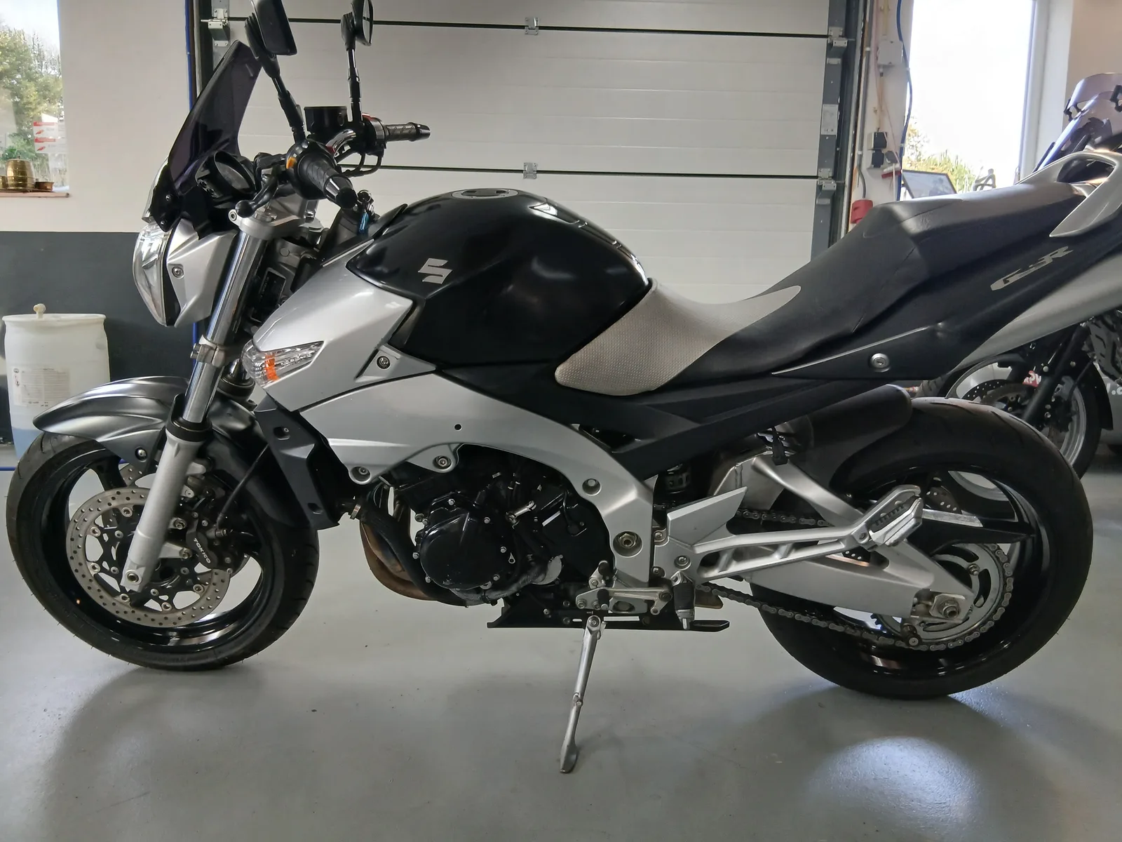 Suzuki GSR600 (2006) — foto 1