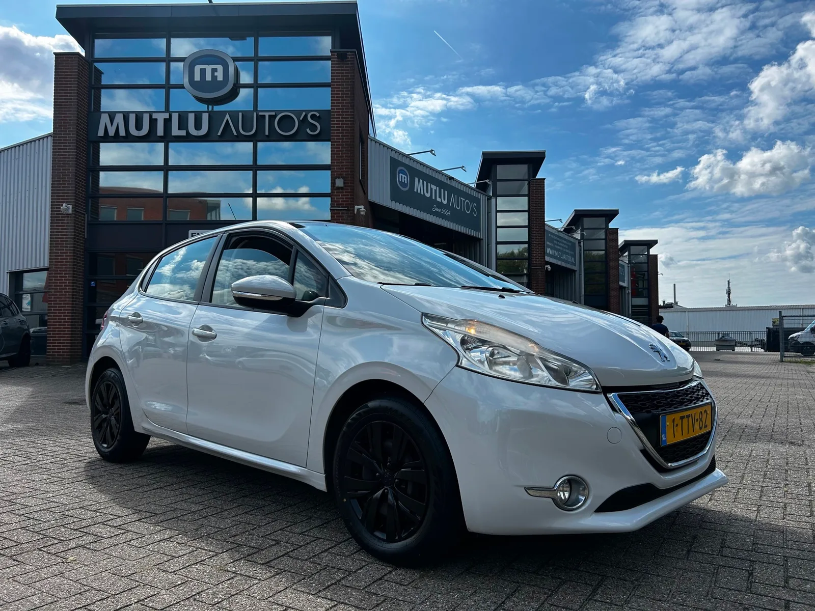 Peugeot 208 (2014) — foto 1