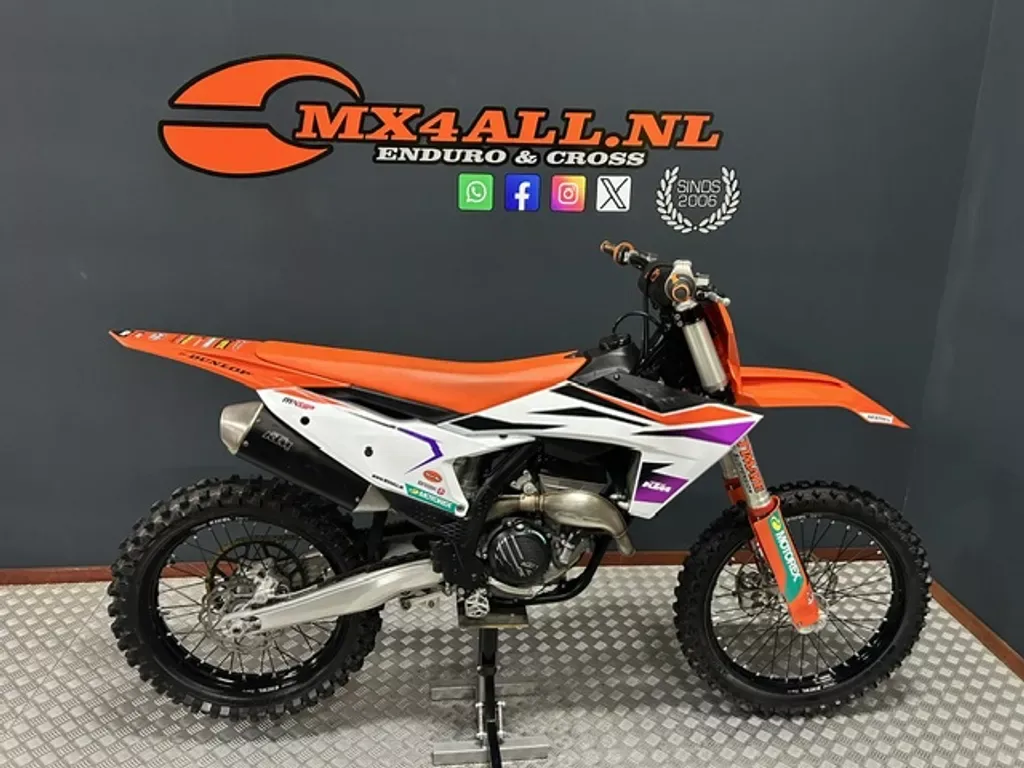 KTM 250 SX-F (2023) — foto 1