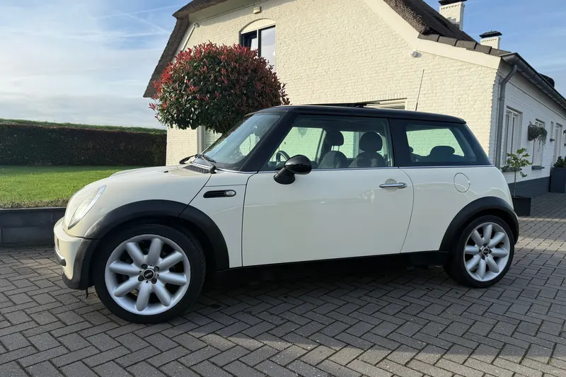 MINI Cooper (2004)