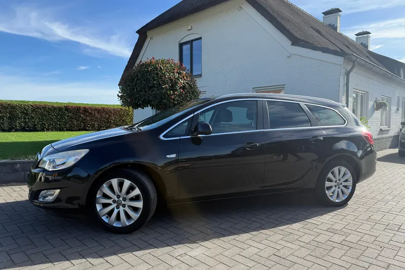 Opel Astra Sports Tourer (2011)