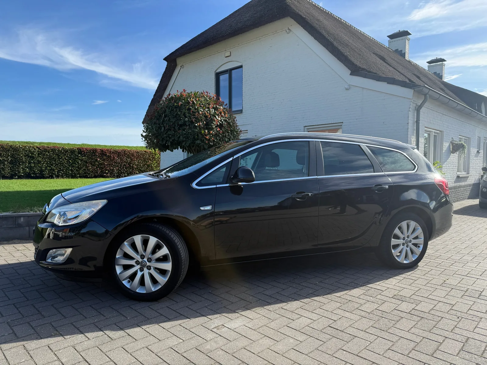 Opel Astra Sports Tourer (2011) — foto 1