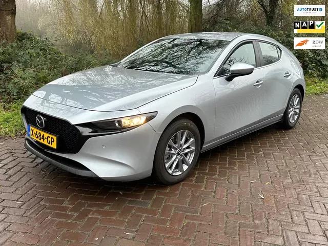 Mazda 3 (2023) — foto 1