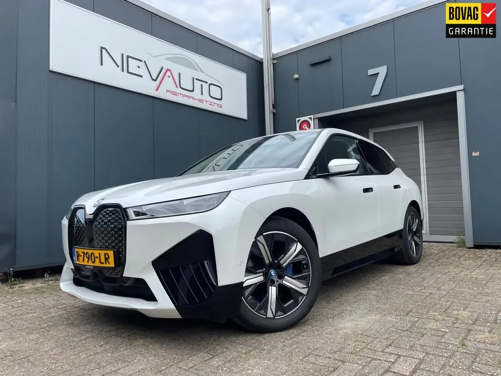 BMW iX (2022) — foto 1