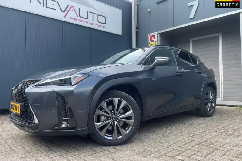 Lexus UX (2024)