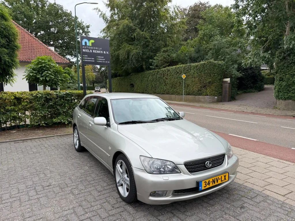 Lexus IS (2004) — foto 1
