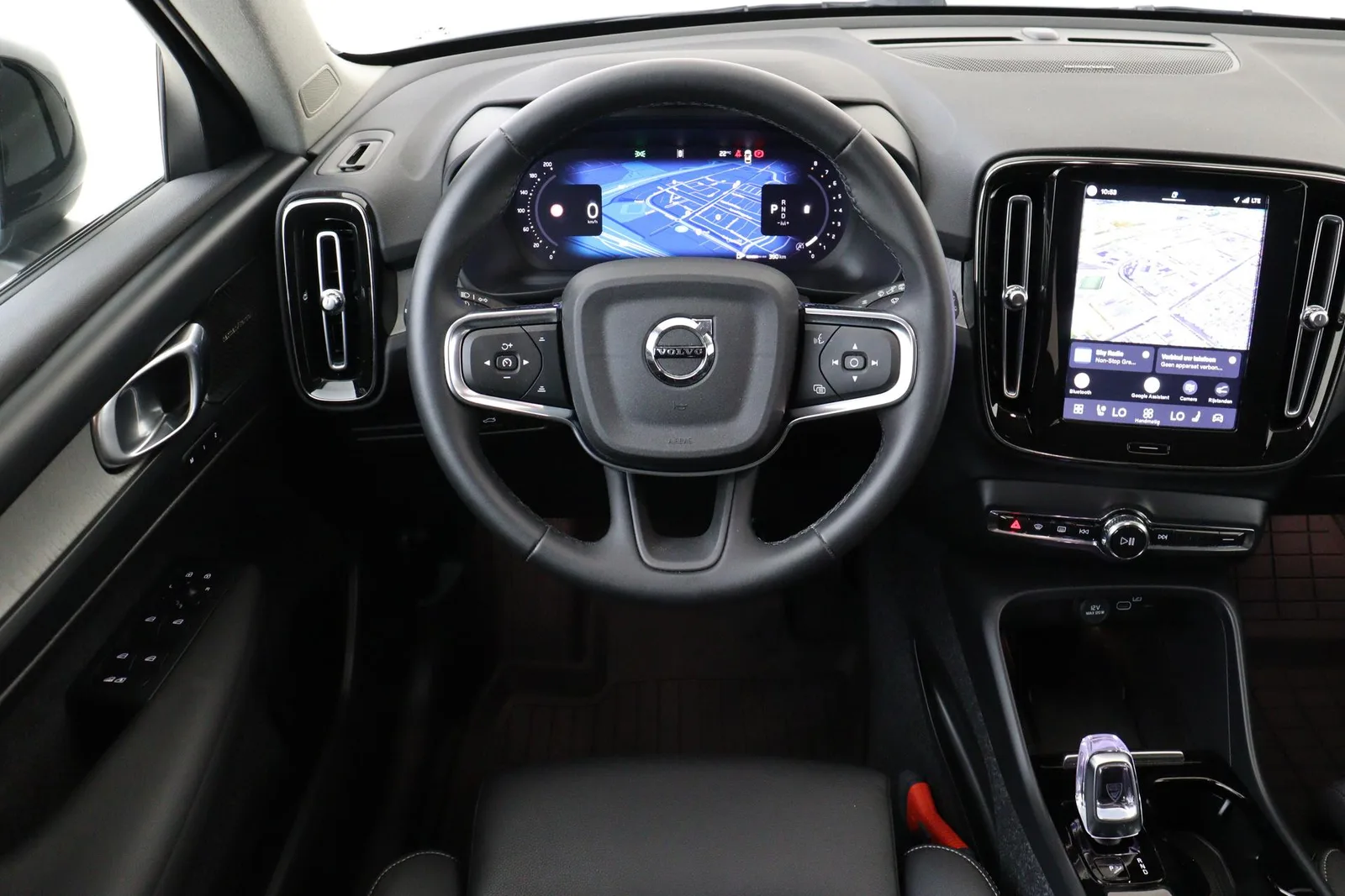 Volvo XC40 (2024) — foto 1