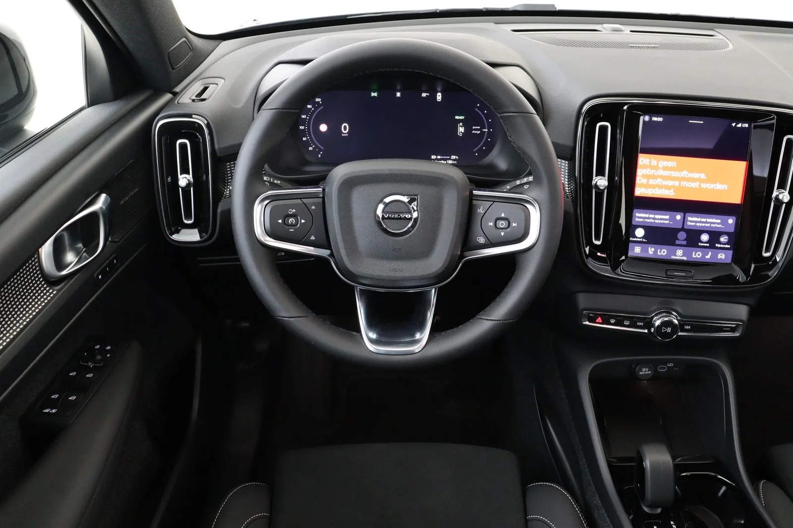 Volvo EX40 (2026) — foto 1