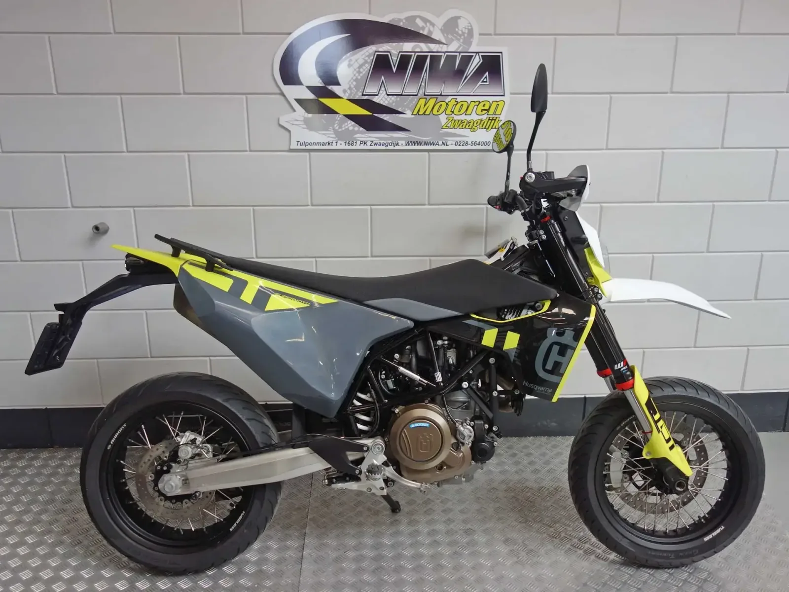 Husqvarna 701 Supermoto (2023) — foto 1
