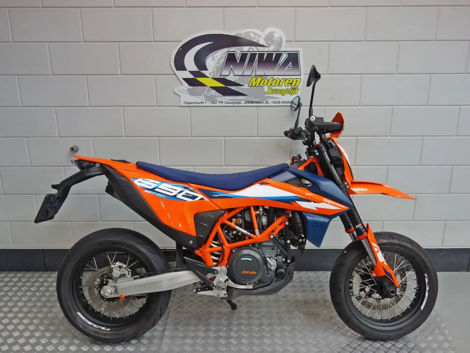 KTM 690 SMC R (2024) — foto 1
