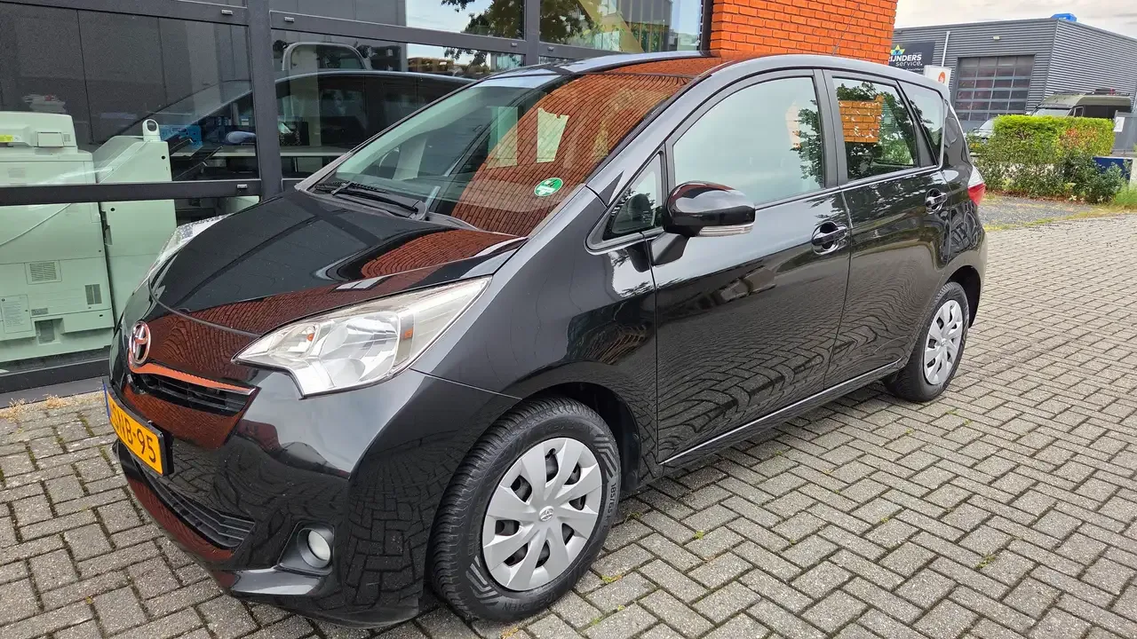 Toyota Verso S (2011) — foto 1