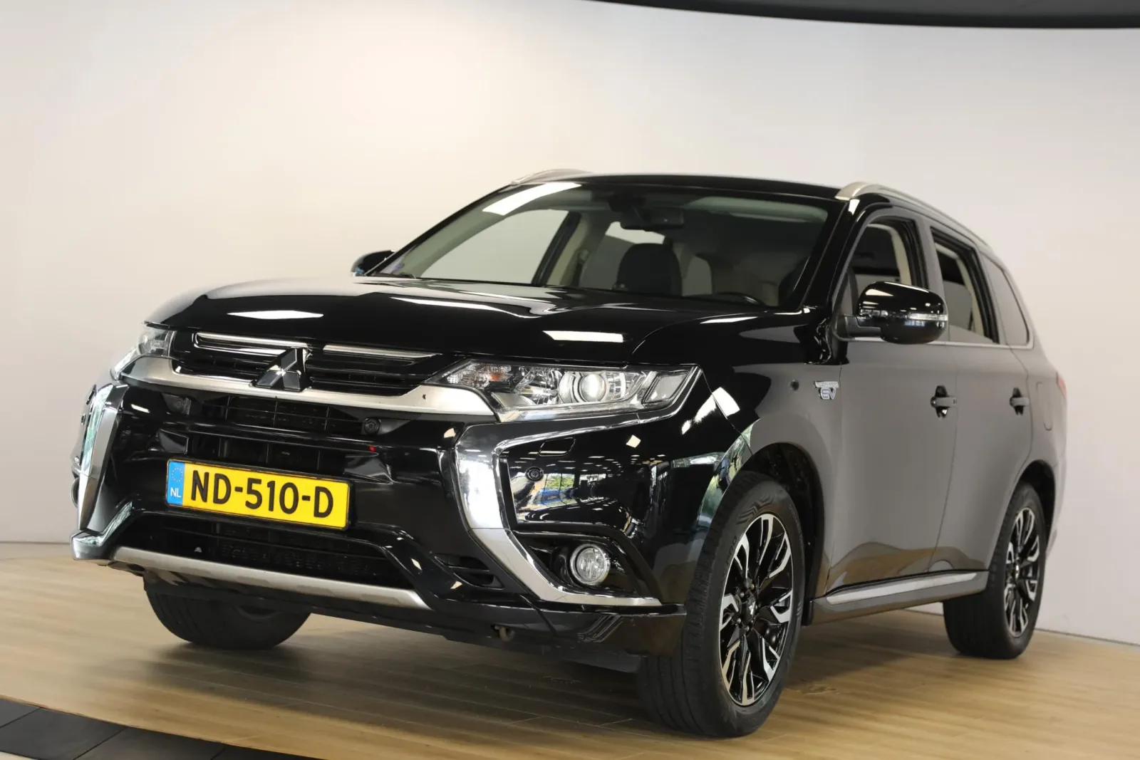 Mitsubishi Outlander (2016) — foto 1