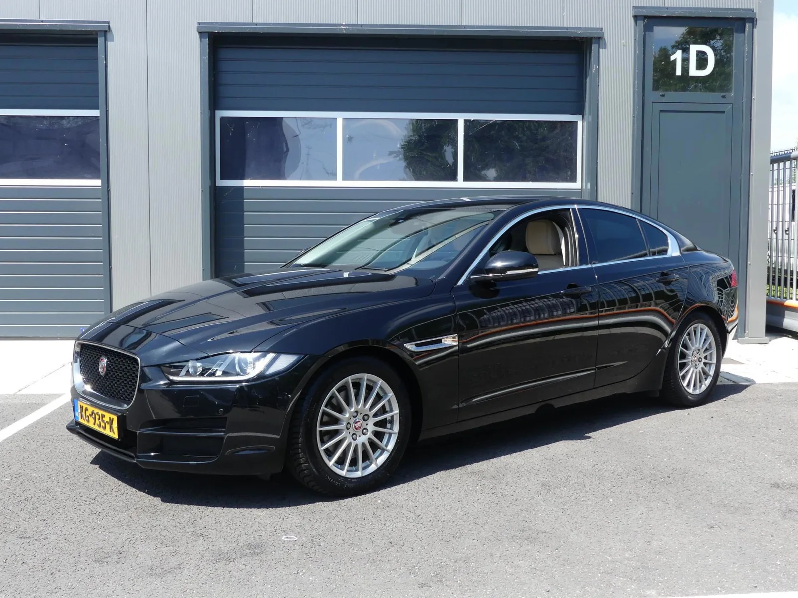 Jaguar XE (2016) — foto 1