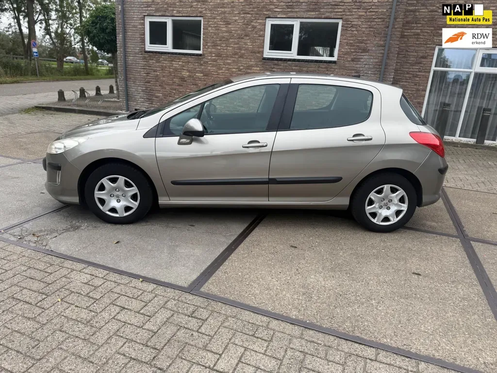 Peugeot 308 (2010) — foto 1