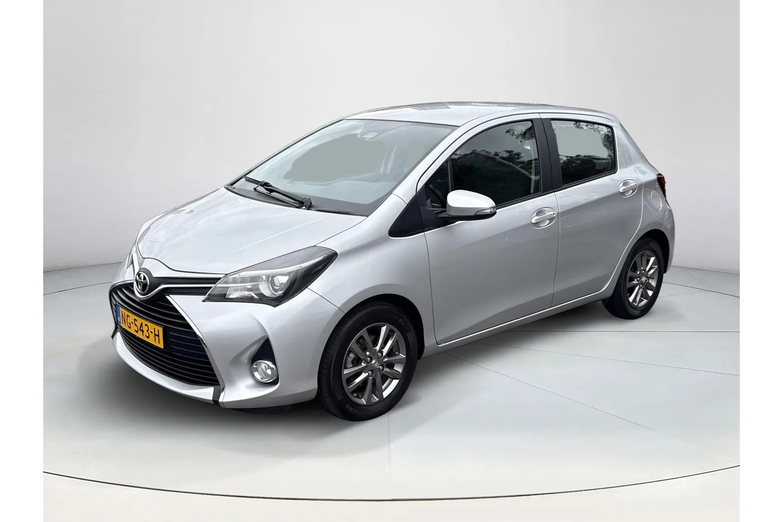 Toyota Yaris (2017) — foto 1