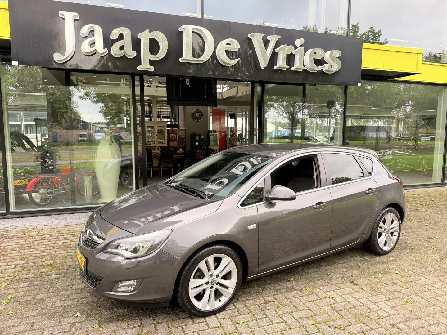 Opel Astra (2010) — foto 1