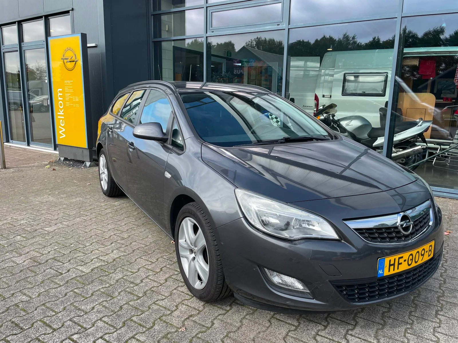 Opel Astra (2011) — foto 1