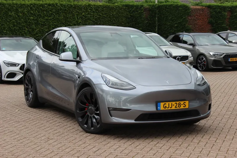 Tesla Model Y (2024)