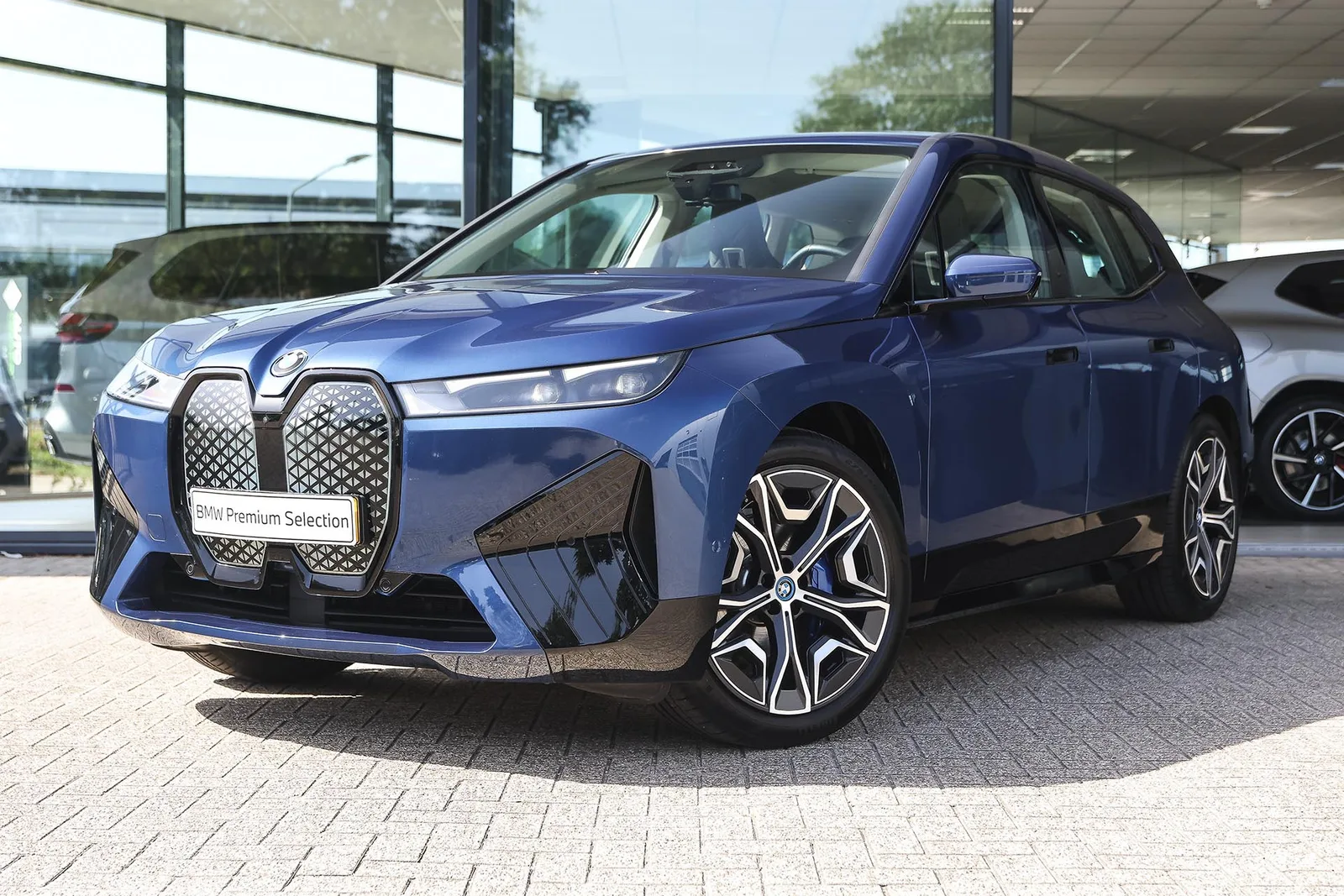 BMW iX (2021) — foto 1