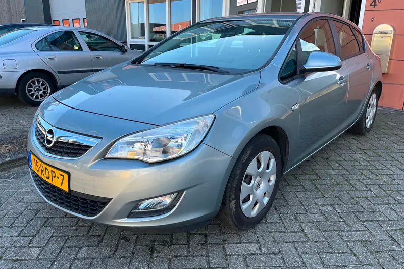 Opel Astra (2011)
