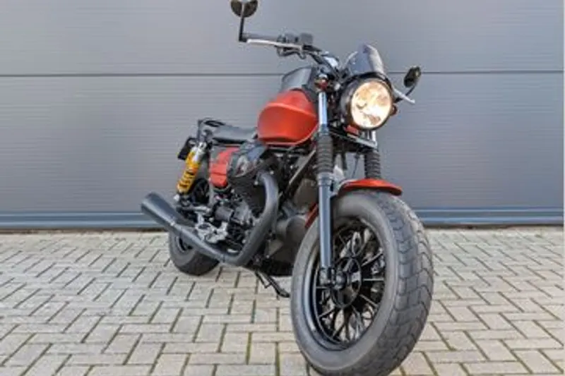 Moto Guzzi V 9 Bobber (2019)