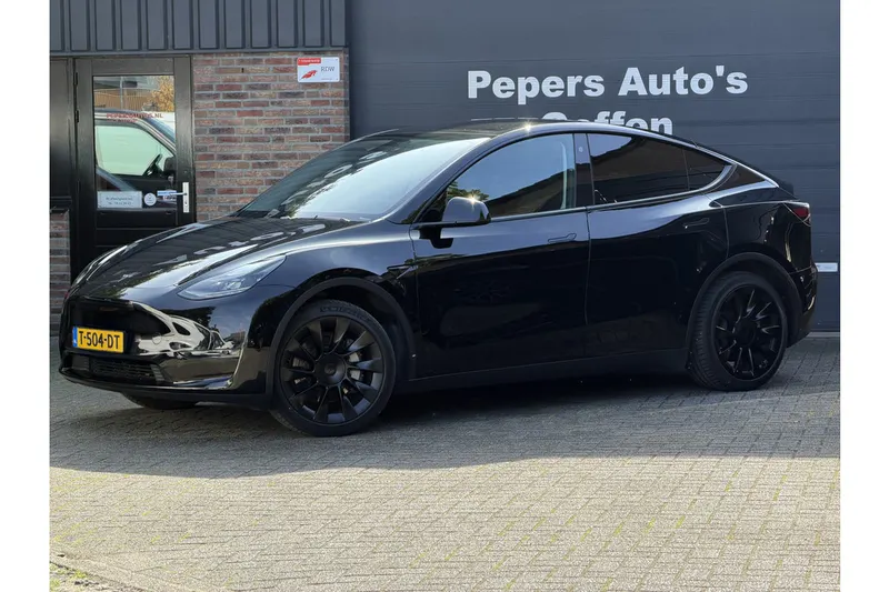 Tesla Model Y (2023)