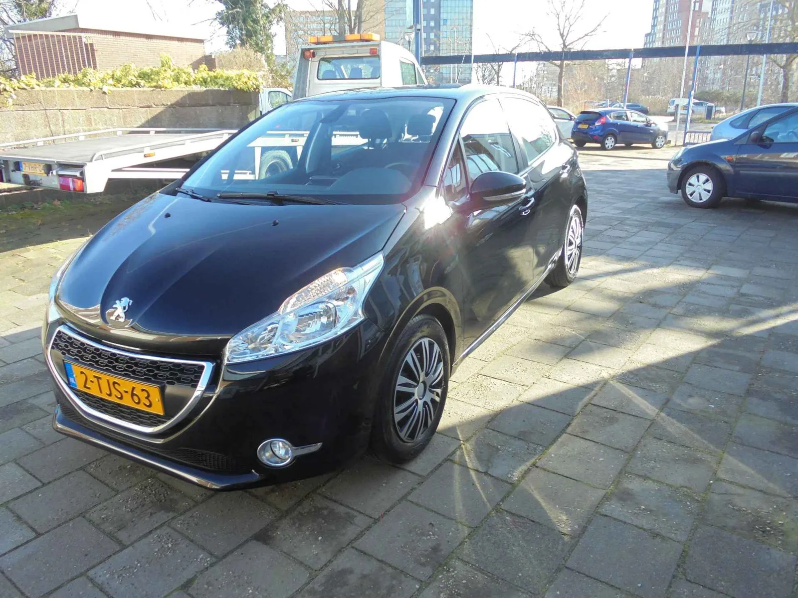 Peugeot 208 (2014) — foto 1