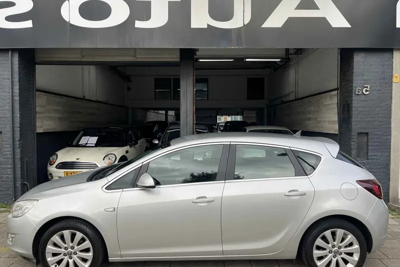 Opel Astra (2011)