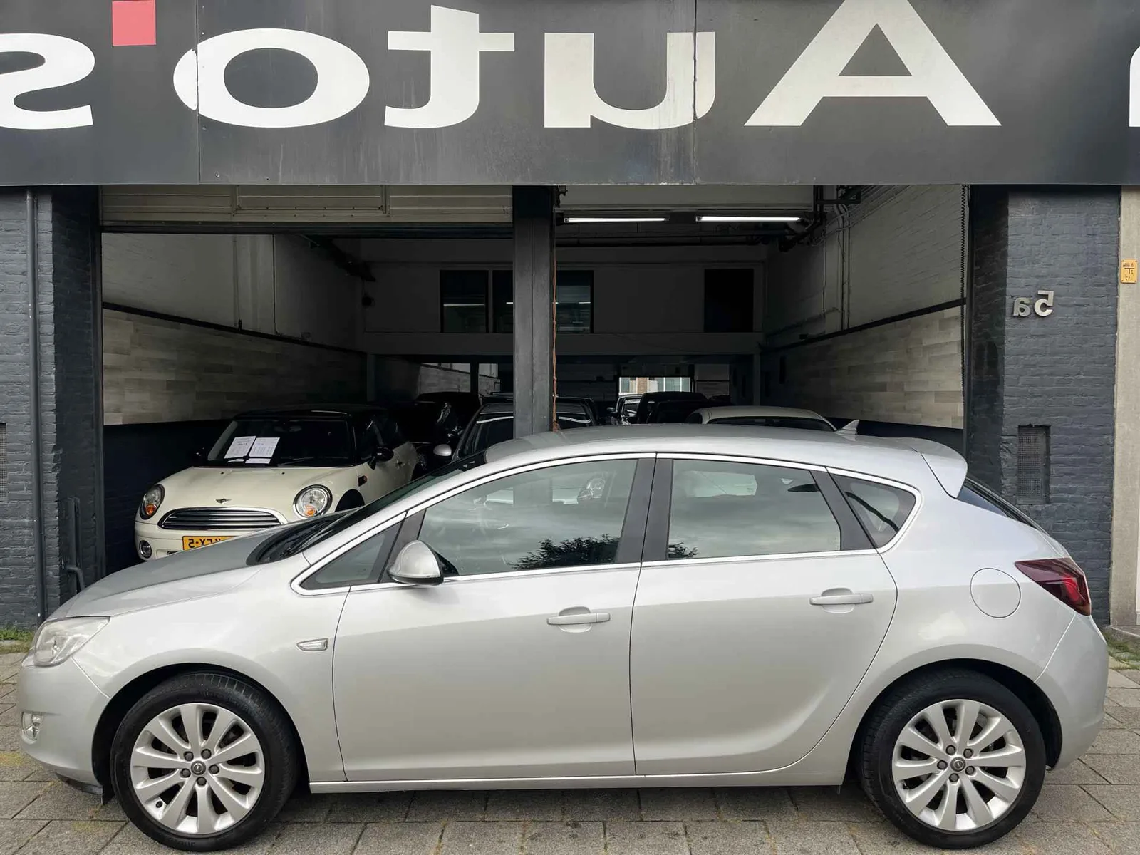 Opel Astra (2011) — foto 1