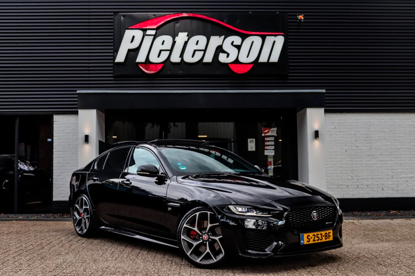 Jaguar XE (2022) — foto 1