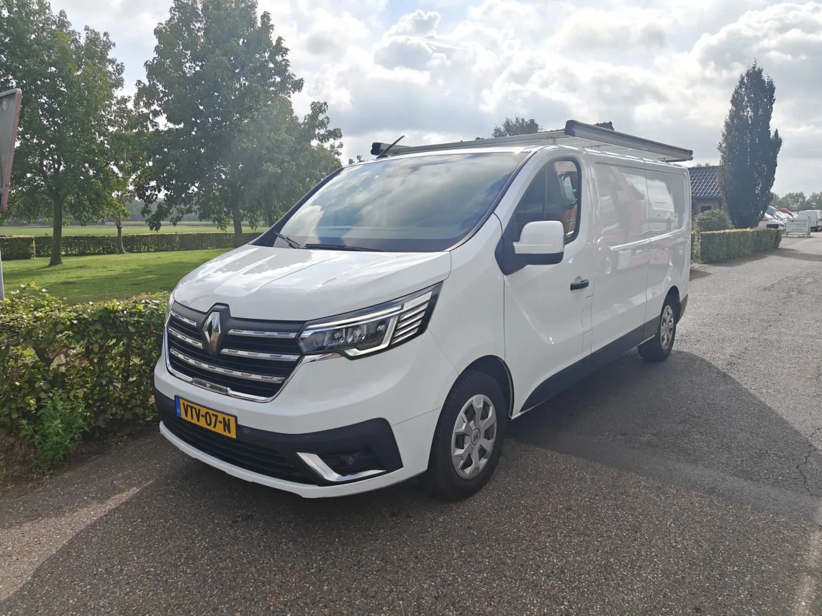 Renault Trafic (2023) — foto 1