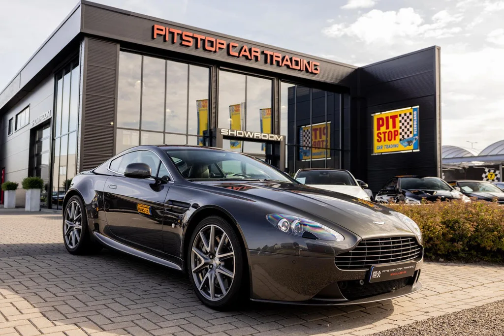 Aston Martin V8 Vantage (2012) — foto 1