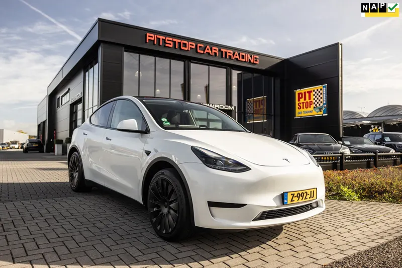 Tesla Model Y (2024)