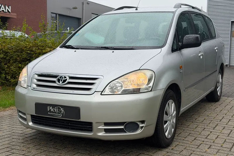 Toyota Avensis Verso (2003)