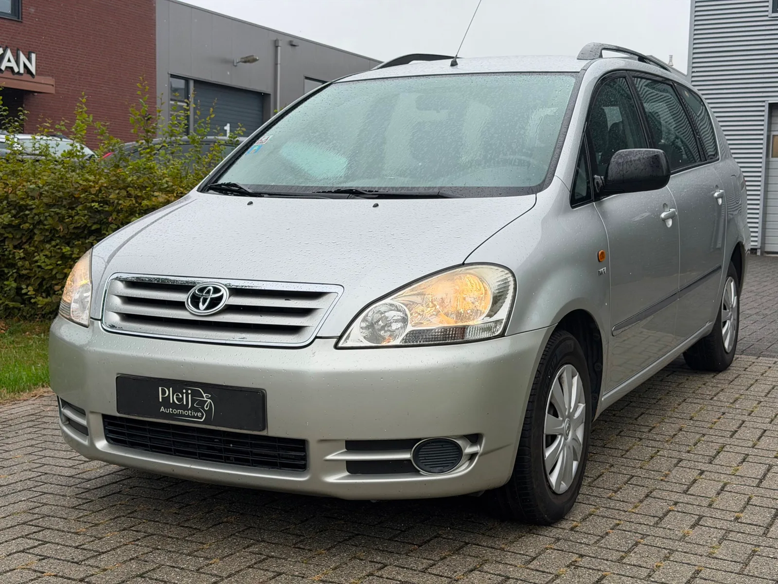 Toyota Avensis Verso (2003) — foto 1