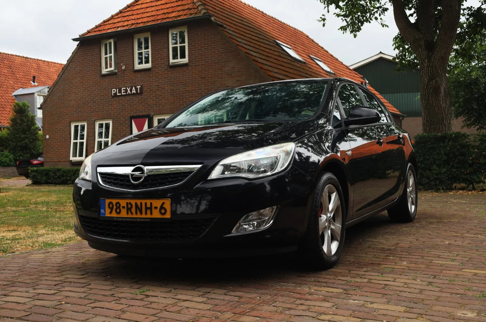 Opel Astra (2011) — foto 1