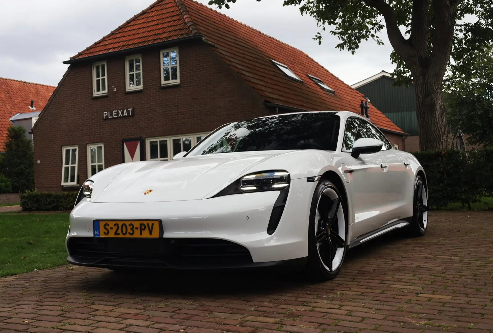 Porsche Taycan (2022) — foto 1