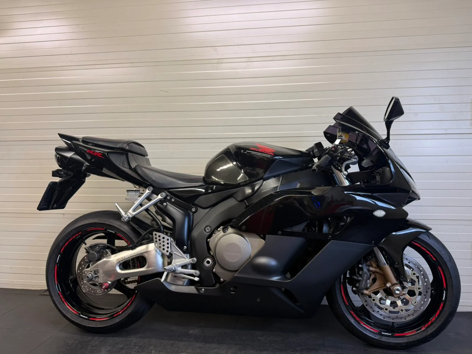 Honda CBR1000RR (2005) — foto 1