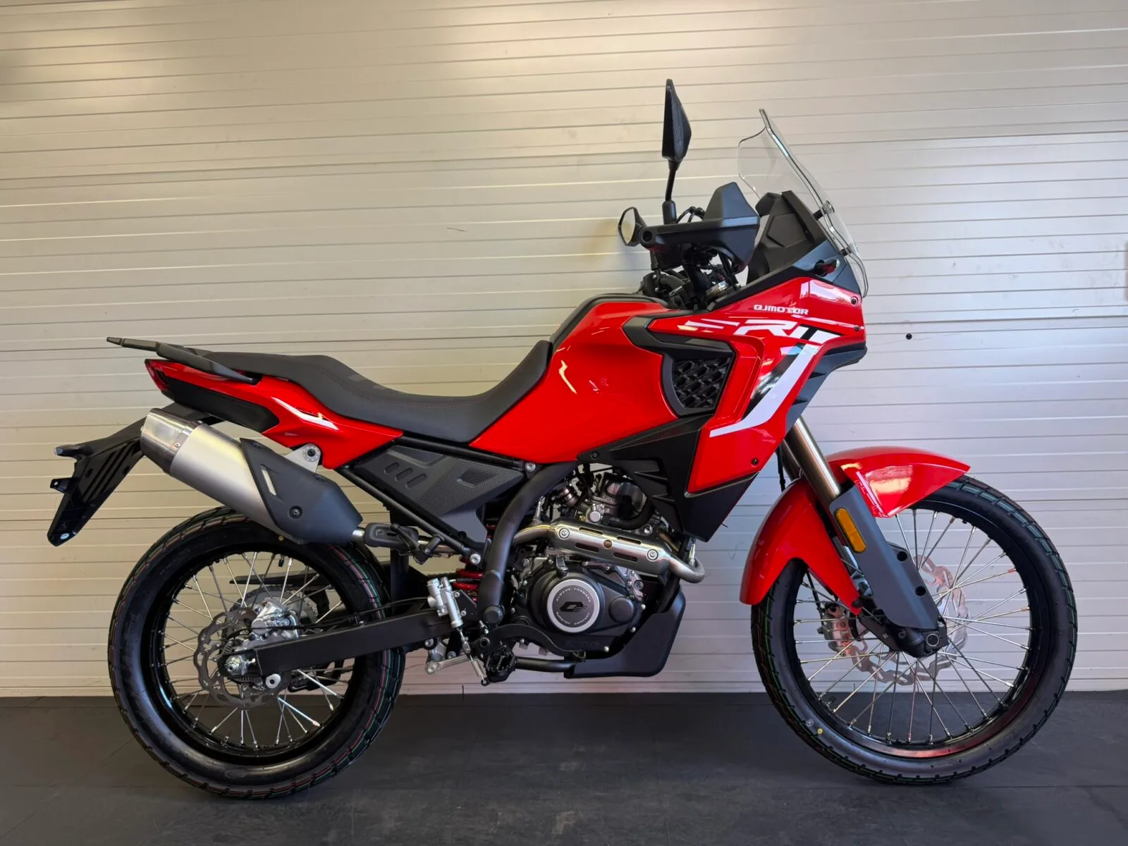 QJ Motor SRT 125 DX (2026) — foto 1