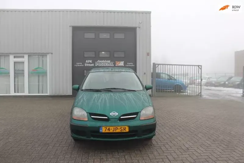 Nissan Almera Tino (2002)