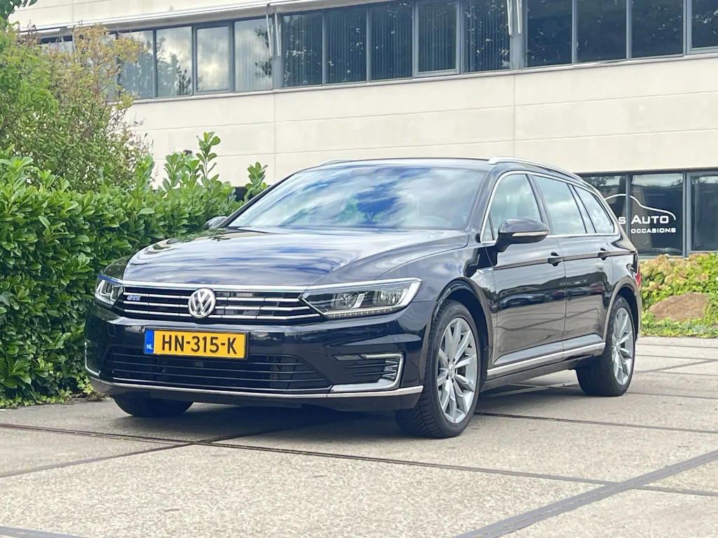 Volkswagen Passat (2015) — foto 1