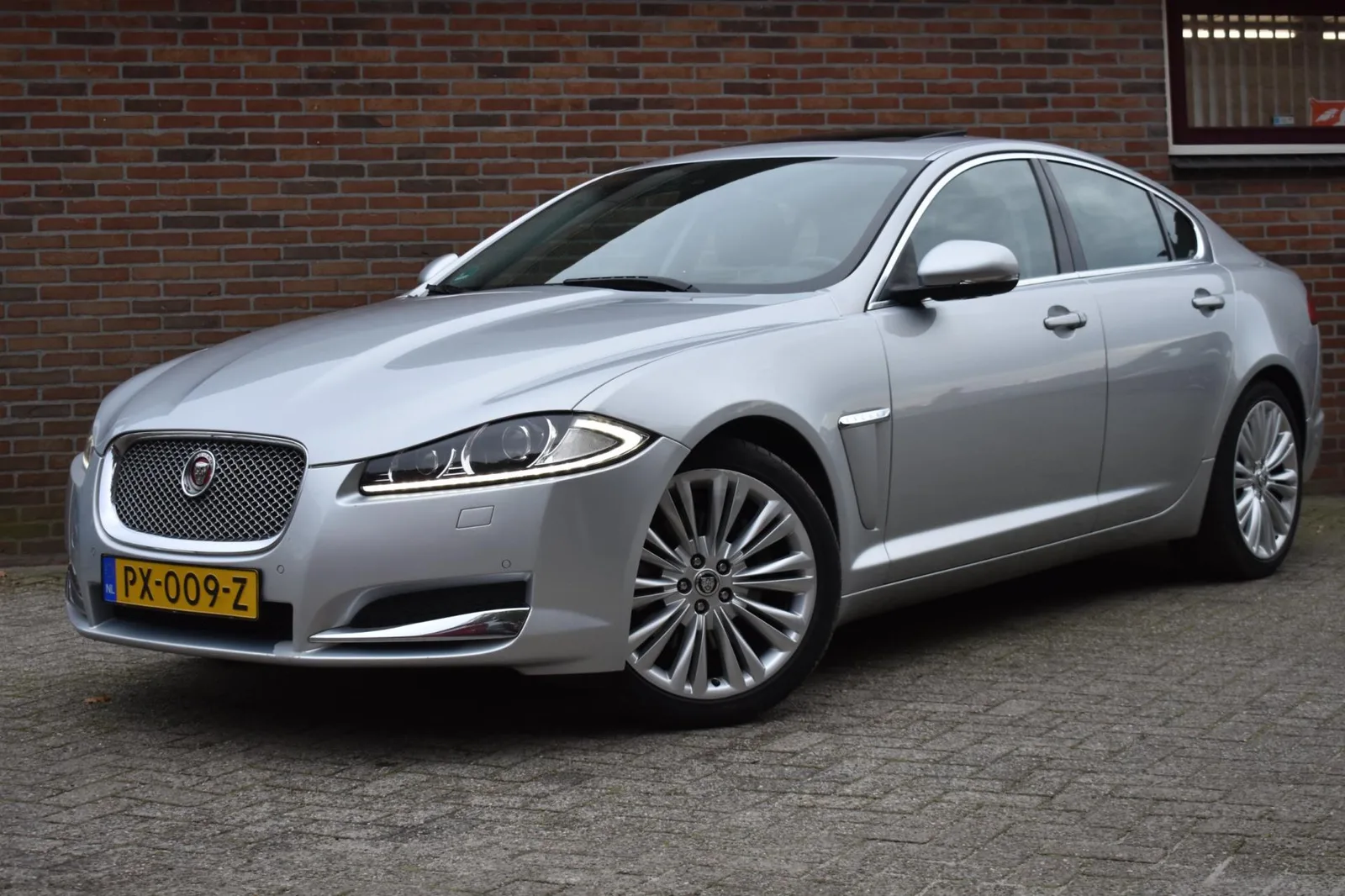 Jaguar XF (2011) — foto 1