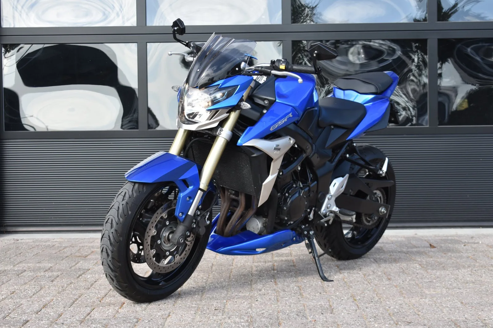 Suzuki GSR750 (2012) — foto 1