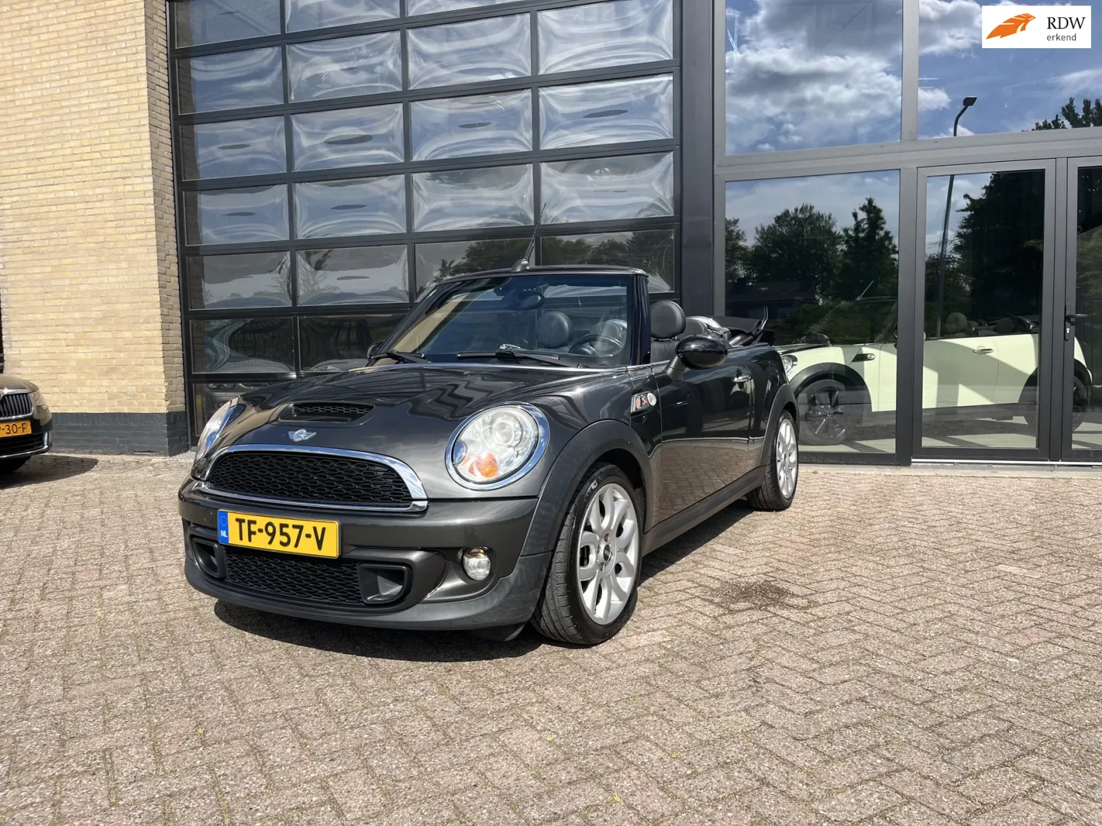 MINI Cabrio (2011) — foto 1
