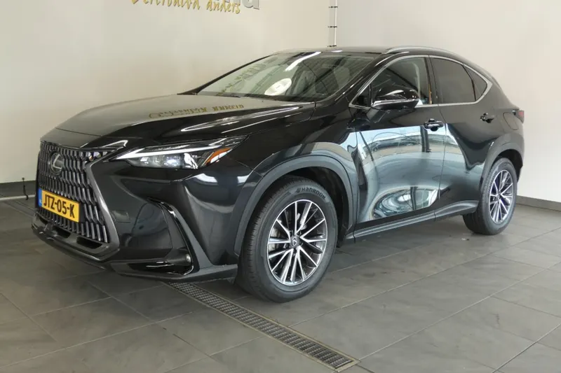 Lexus NX (2023)