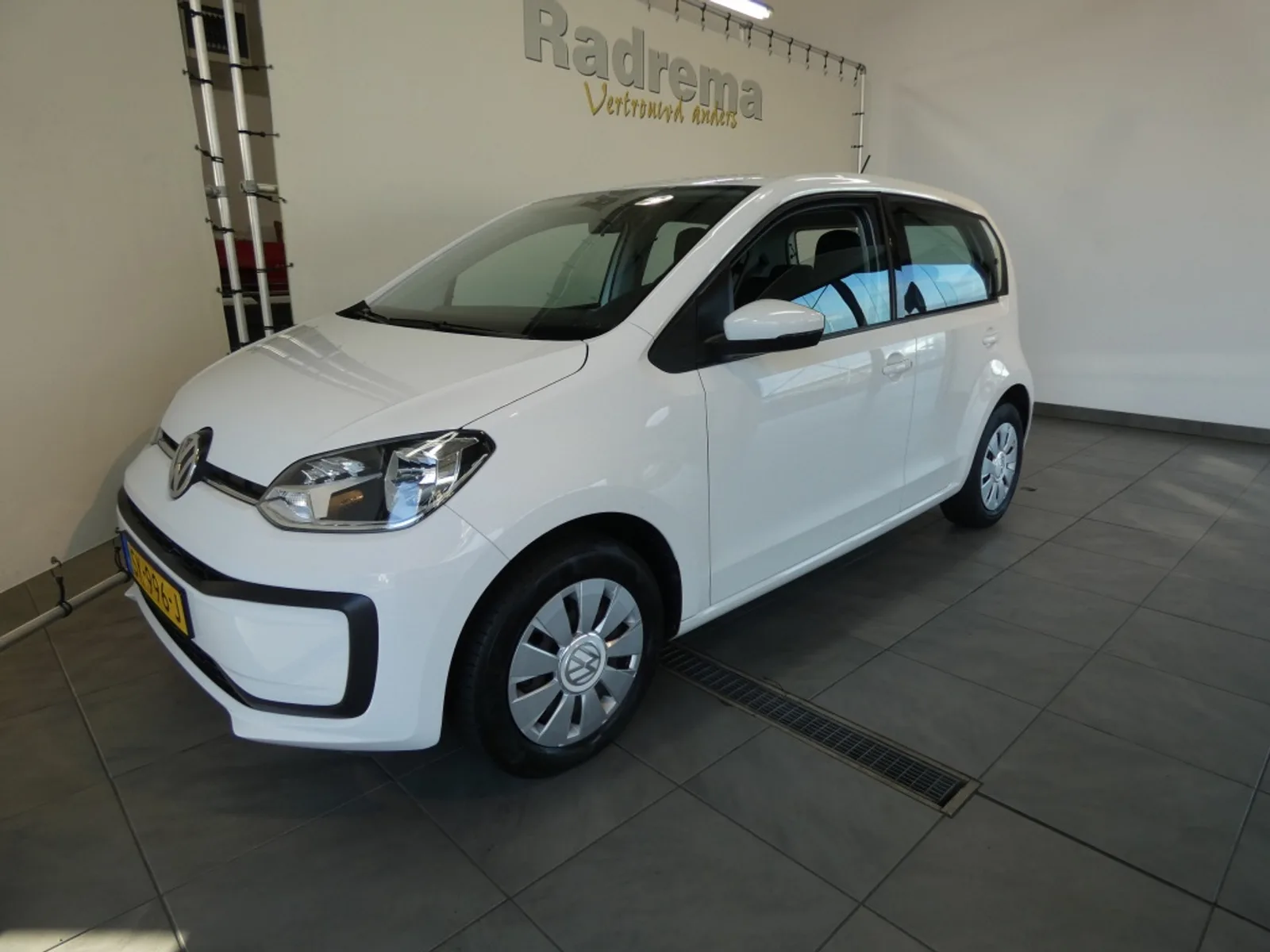 Volkswagen Up! (2018) — foto 1