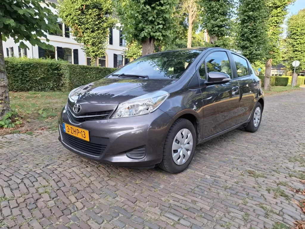 Toyota Yaris (2015) — foto 1