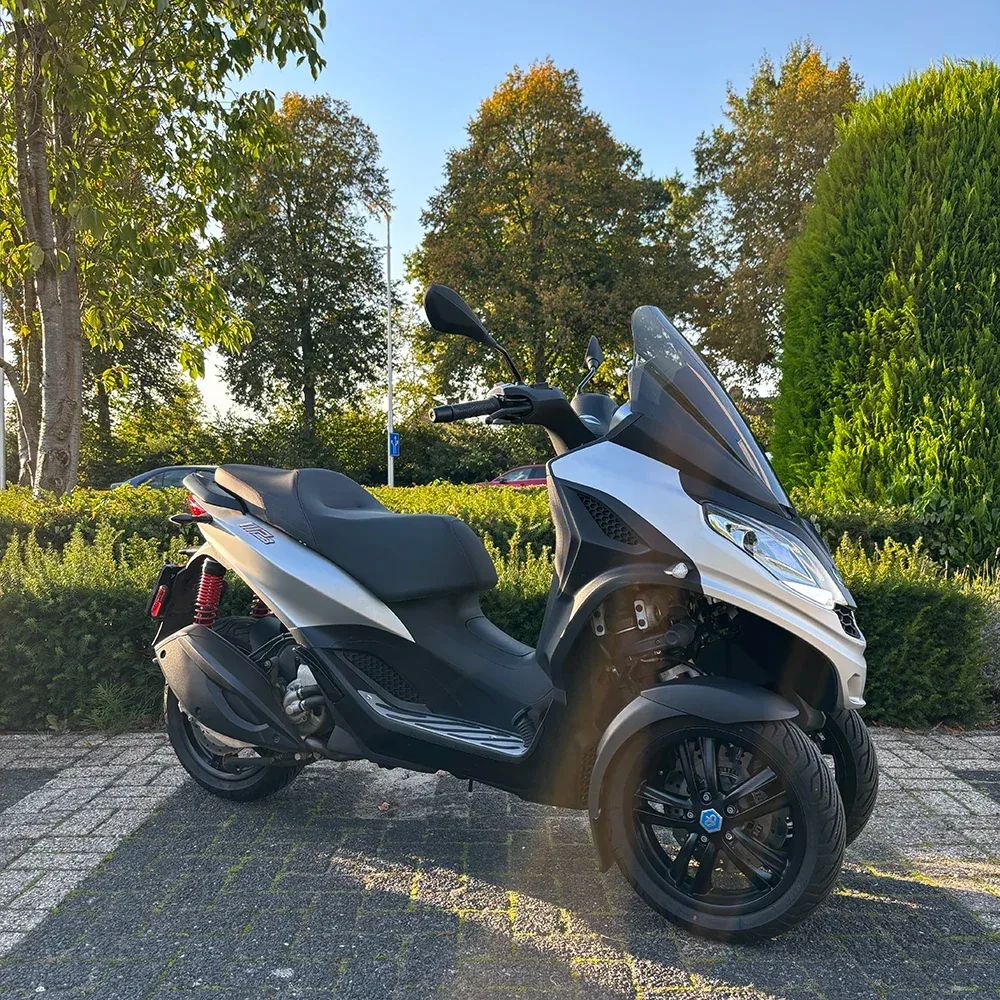 Piaggio MP3 300 HPE (2023) — foto 1