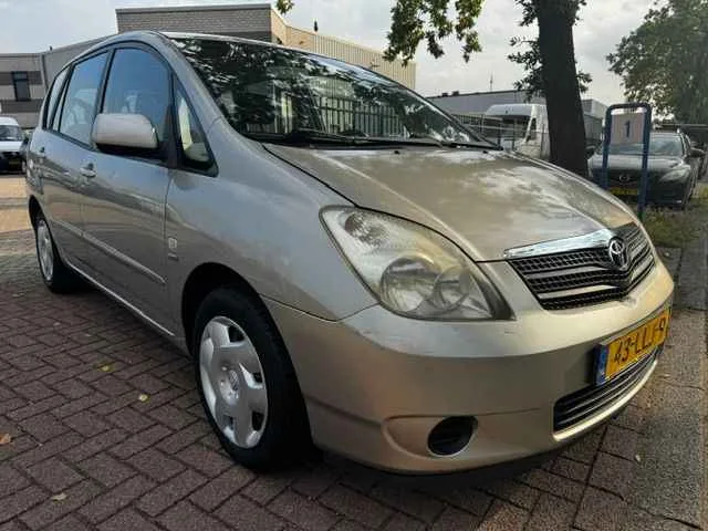 Toyota Corolla Verso (2002) — foto 1